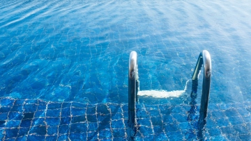 Πνιγμός 8χρονης στη Χαλκιδική: «Δεν είδα κανέναν μέσα στην πισίνα και κλείδωσα» είπε η ναυαγοσώστρια