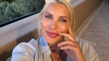 Ελένη Μενεγάκη: Χαμογελά από τη βεράντα της