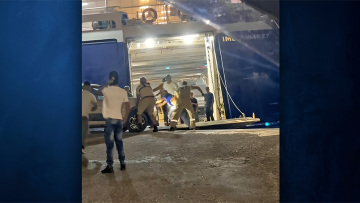 Άνδρος: Πώς βρέθηκε στον «αέρα» το ΙΧ στον καταπέλτη του πλοίου - Νέο βίντεο