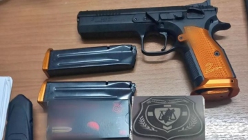 Ρόδος: 43χρονος παραβίασε φανάρι και τον καταδίωξαν - Βρήκαν όπλα και ναρκωτικά στο σπίτι του