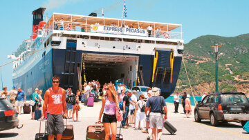 Πώς πάει φέτος ο τουρισμός: 10% πάνω οι αφίξεις, κάτω η εστίαση και 15% άνοδος για τα σούπερ μάρκετ 