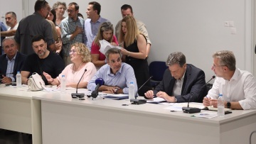 Αυτοψία Μητσοτάκη στα καμένα της Πεντέλης, σε εξέλιξη η σύσκεψη στο δημαρχείο