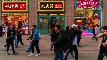 Κίνα: Ισχυρή ανάπτυξη 5,4% το α’ τρίμηνο πριν από τον «τυφώνα» των δασμών Τραμπ