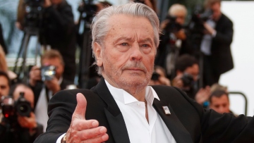 Αλέν Ντελόν: Σάλος με την επιθυμία του να θανατώσουν τον σκύλο του και να τους θάψουν μαζί