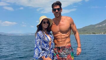 Γιάννης Σπαλιάρας: Ποζάρει με τη σύντροφό του στις διακοπές τους στα Λιχαδονήσια