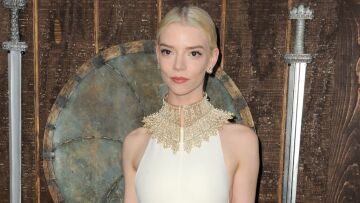 Άνια Τέιλορ Τζόι: Θα πρωταγωνιστήσει στη νέα σειρά του Netflix «How to Kill Your Family»