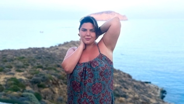 Δανάη Μπάρκα: Απολαμβάνει τις διακοπές της στη Σέριφο