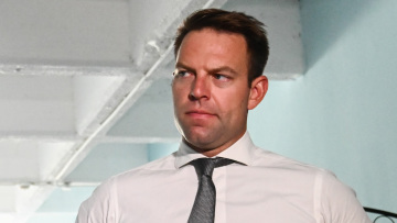 Ο Κασσελάκης «καλοπιάνει» τον Πολάκη, δείχνει την έξοδο στους 87 και καλεί σε αναμέτρηση όποιον τον αμφισβητεί