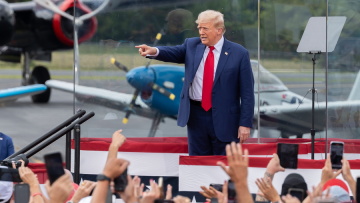 Ο Τραμπ επιτίθεται στην Χάρις για την «καταστροφική» αποχώρηση των αμερικανικών ενόπλων δυνάμεων από το Αφγανιστάν