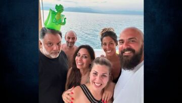 Γρηγόρης Αρναούτογλου - Νάνσυ Αντωνίου: Περνούν τις τελευταίες ημέρες του Αυγούστου με φίλους στο Αίγιο