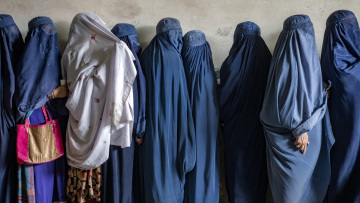 Οι Ταλιμπάν επιβάλλουν μια πιο αυστηρή σαρία και απαγορεύουν τη γυναικεία φωνή σε δημόσιους χώρους