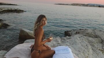 Κλέλια Ανδριολάτου: Δείχνει πώς πέρασε το βράδυ του Σαββάτου - Οι φωτογραφίες μπροστά στη θάλασσα