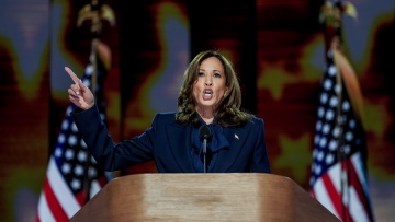 Δημοσκόπηση Reuters-Ipsos: Η Κάμαλα Χάρις «κλείνει την ψαλίδα» από τον Τραμπ και στην οικονομία