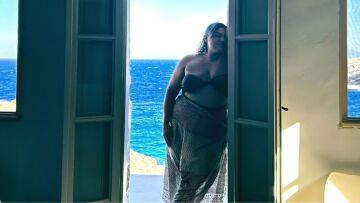 Δανάη Μπάρκα: Συνεχίζει τις διακοπές της στη Σέριφο - Η φωτογραφία με το παρεό και το ποίημα του Καβάφη