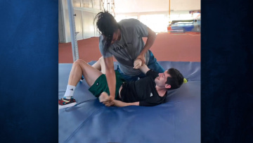 Βίντεο: Εμμανουήλ Καραλής και Μίλτος Τεντόγλου το έριξαν στην... ελληνορωμαϊκή υπό το βλέμμα του Πομάσκι