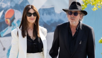 Τιμ Μπάρτον - Μόνικα Μπελούτσι: Πιασμένοι χέρι-χέρι στο Φεστιβάλ Βενετίας για το Beetlejuice 