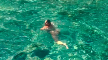 Δανάη Μπάρκα: Κολυμπάει στα καταπράσινα νερά των Κυκλάδων