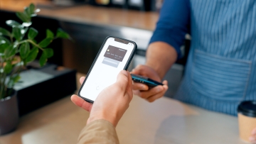 Χατζηδάκης: Το IRIS διπλή ευκαιρία για όσους δεν θέλουν να πληρώνουν προμήθειες στις τράπεζες