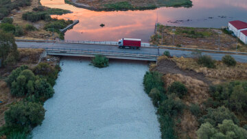 Βόλος: Απίστευτες  εικόνες από drone δείχνουν «θάλασσα» νεκρών ψαριών στον Ξηριά - Δείτε βίντεο