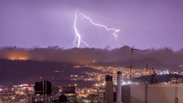 Καιρός - Meteo: Σχεδόν 20.000 κεραυνοί και κατά τόπους ισχυρά φαινόμενα την 1η ημέρα αστάθειας