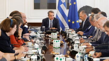 Κυβερνητικό focus στις μάχες της καθημερινότητας - Σύσκεψη για τα σχολεία, «μικρές νίκες» στη μάχη με την ακρίβεια