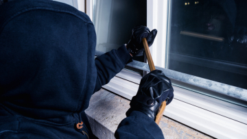 Βύρωνας: Συνελήφθη 40χρονος αλλοδαπός που εισέβαλε στα σπίτια μάνας και κόρης και τις λήστεψε