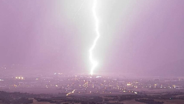 Εντυπωσιακή φωτογραφία από πτώση κεραυνού στη Θεσσαλονίκη