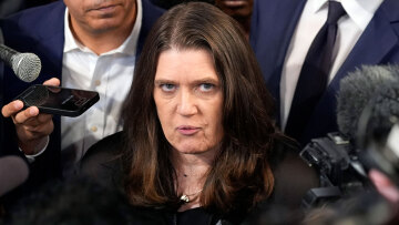 Ντόναλντ Τραμπ: Η ανιψιά του αποκαλύπτει πώς η εκλογή του θείου της στην προεδρία την έριξε στην... κεταμίνη