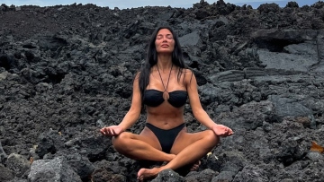 Νικόλ Σέρζινγκερ: Η ανάρτησή της από τη Χαβάη - Κάθεται σε αρχαία λάβα και συνδέεται με τις ρίζες των προγόνων της  