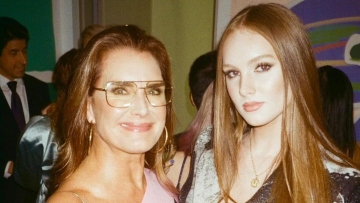 Μπρουκ Σιλντς: Η 18χρονη κόρη της ηθοποιού φόρεσε το νυφικό της μητέρας της στην αποφοίτησή της 