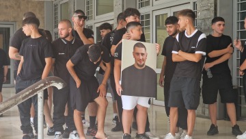 Ντυμένοι στα μαύρα, έξω από τα δικαστήρια, φίλοι του 19χρονου που σκοτώθηκε σε λούνα παρκ στη Χαλκιδική 