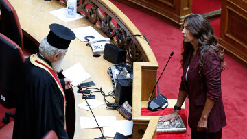 Ορκίστηκε η Τσαπανίδου - Κερδίζουν έδαφος οι νέες κάλπες για αρχηγό στον ΣΥΡΙΖΑ