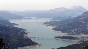 ΕΥΔΑΠ: Εξετάζεται εκτροπή νερού ακόμη κι από ποτάμια της λίμνης Κρεμαστών
