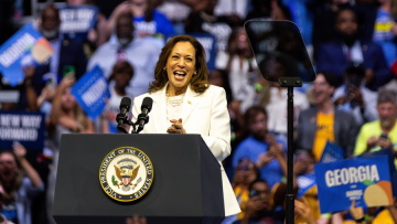 Η Κάμαλα Χάρις θα νικήσει τον Τραμπ προβλέπει ο «προφήτης» των εκλογών, Άλαν Λίχτμαν