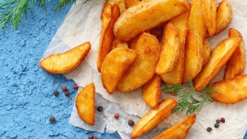 Πατάτες country με τυρί: Πώς θα τις φτιάξουμε βήμα-βήμα