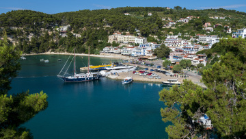 Αλόννησος: Ένας πλήρης οδηγός για τον καταπράσινο παράδεισο των Σποράδων