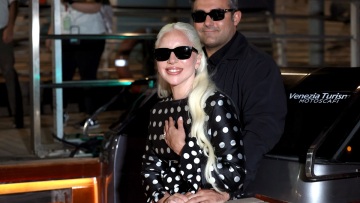 Lady Gaga: Τρυφερά φιλιά με τον σύντροφό της κατά την άφιξή τους στο Φεστιβάλ της Βενετίας (φωτογραφίες)