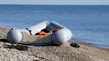 Πάνω από χίλιοι μετανάστες διέσχισαν τη θάλασσα της Μάγχης σε μία ημέρα, ενώ η βρετανική κυβέρνηση εντείνει τις επιστροφές