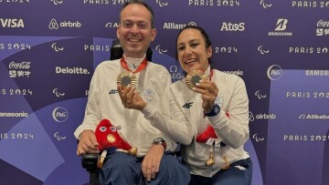 Παραολυμπιακοί Αγώνες 2024: Πολυχρονίδης και Πατρώνη ποζάρουν με τα μετάλλιά τους