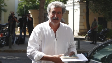 Ο Πολάκης ξεκίνησε την Κεντρική Επιτροπή με μαντινάδες: Ο κόσμος θέλει πόλεμο κι όχι μασκαραλίκι