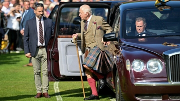 Βρετανία: Ο «εκρηκτικός» ενδυματολογικός συνδυασμός του βασιλιά Καρόλου