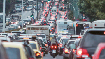 Νέος ΚΟΚ: Νόμιμες οι «σφήνες» από τις μοτοσικλέτες ανάμεσα στα μποτιλιαρισμένα Ι.Χ.