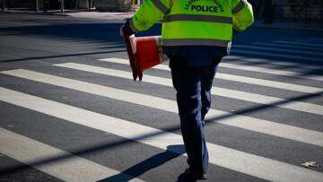 Ηλιούπολη: Φορτηγό προσέκρουσε σε κολώνα, διακοπή κυκλοφορίας στο σημείο