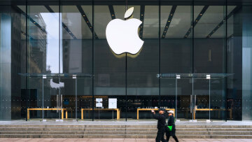 «Έβρεξε» ευρω-πρόστιμα σε τεχνολογικούς κολοσσούς των ΗΠΑ: €13 δισ. θα πληρώσει η Apple, €2,4 δισ. η Google