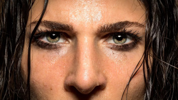 Τι συμβαίνει όταν κάποιος μας κοιτά ψυχρά, διαπεραστικά, χωρίς συναίσθημα – Μία ψυχολόγος εξηγεί το «νεκρό» βλέμμα