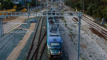 Hellenic Train: Εργαζόμενοι καλούν σε διαμαρτυρία καθώς κλείνουν 34 εκδοτήρια και απολύονται 200 άτομα