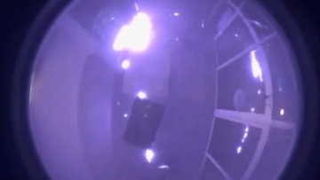 Κολωνία: Η στιγμή της έκρηξης έξω από μπαρ -  Η κάμερα κατέγραψε και τον κουκουλοφόρο που άφησε τον μηχανισμό