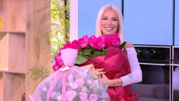 Kατερίνα Καινούργιου: Έλαβε ανθοδέσμη στον αέρα της εκπομπής από τον σύντροφό της: Θα συγκινηθώ τώρα, είπε