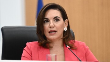 Κεφαλογιάννη: 20 ευρώ το τέλος κρουαζιέρας ανά επιβάτη που αποβιβάζεται σε Μύκονο και Σαντορίνη