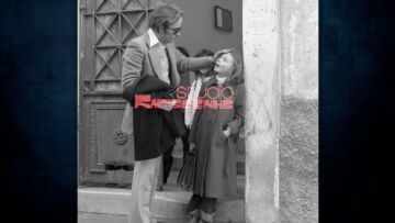 Ντίνος Καρύδης: Η αδημοσίευτη φωτογραφία του ηθοποιού με την κόρη του Σμαράγδα στο σχολείο